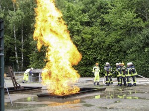 Training für schnelle Notfallhilfe: Löschübungen an Gasbränden