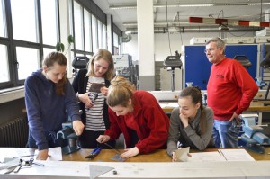 Beim Girls' Day bei TWL in Ludwigshafen zeigt Simone Schwaier den Mädchen, was sie in der Ausbildung gelernt hat.