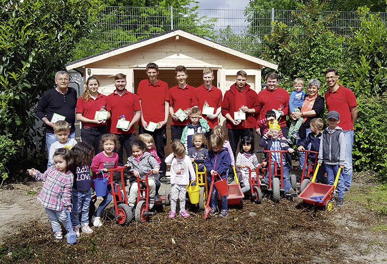 Azubis von TWL bauen Gartenhaus für Kita