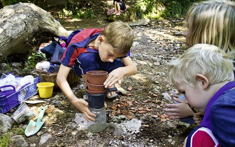 Wasser filtern mit selbstgebauter Mini-Kläranlage