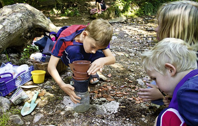 Wasser filtern mit selbstgebauter Mini-Kläranlage