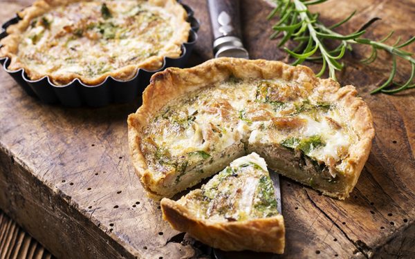 Regionale Küche: Pfälzer Quiche mit Wurst und Kraut