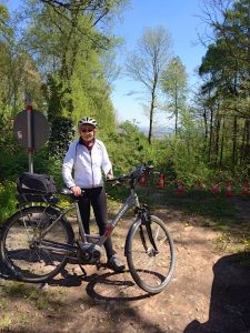 Ökologisch auf dem Fahrrad durch Feld und Wald. Ingrid Schön führt seit zehn Jahren Touren für den ADFC. (Bild: Ingrid Schön)