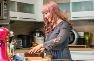 Lucia Steubing ist beim Backen ganz in ihrem Element. (Foto: Timo Steubing)