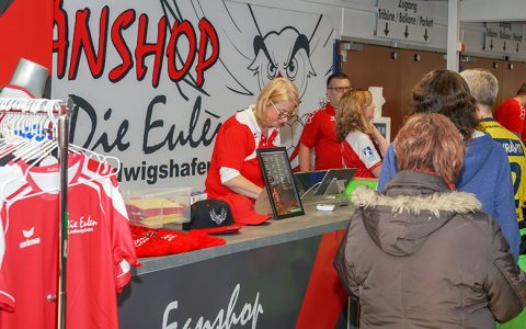 Der neue Fanshop der Eulen zieht an