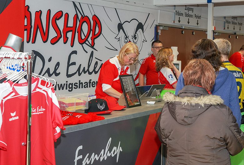 Der neue Fanshop der Eulen zieht an