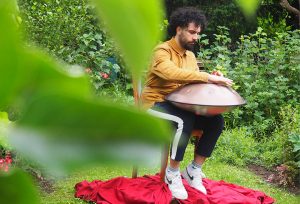 Die Aktion Rent an Artist vermittelt Künstler aus Ludwigshafen am Rhein. Der Musiker Tayfun Ates macht mit.