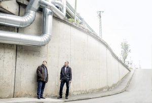 Die Fernwärme-Trasse am Posttunnel: Jochen Rohrbacher (links) und Zoltan Meszaros inspizieren die Leitungen.