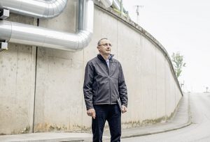 Zoltan Meszaros von TWL an der Fernwärmetrasse am Posttunnel in Ludwigshafen.