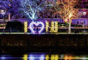 "I love you" verkündet der TWL Lichterzauber am Rheinufer.