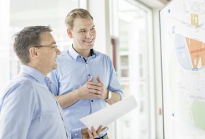 Die TWL-Experten Michael Marx (links) und Björn Wendel planen die Versorgung der Pesch-Siedlung mit nachhaltiger Energie.