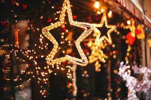 Bei der Weihnachtsbeleuchtung kann man viel Strom sparen.