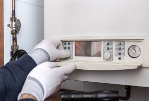 Techniker prüften bei der Heizungswartung das Erdgasgerät. (Bild: iStockphoto.com/Andres Victorero)