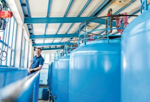 Rainer Barchet vor Wasserbehältern im Wasserwerk
