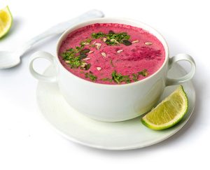Rote-Bete-Suppe wird serviert