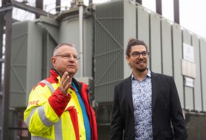 TW Mitarbeiter auf dem Gelände tauschen sich aus