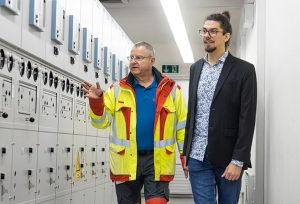 TWL Kollegen laufen durch die Anlagen
