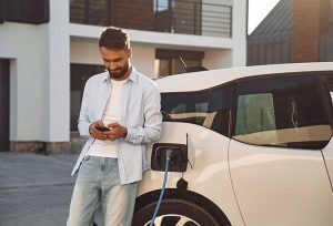 Mann vor E-Auto