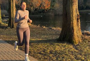 Frau joggt durch den Park