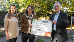 Frauenhaus Mitarbeiterinnen erhalten Spende von TWL