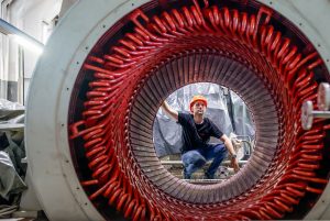 Person schaut in Fernwärmerohr